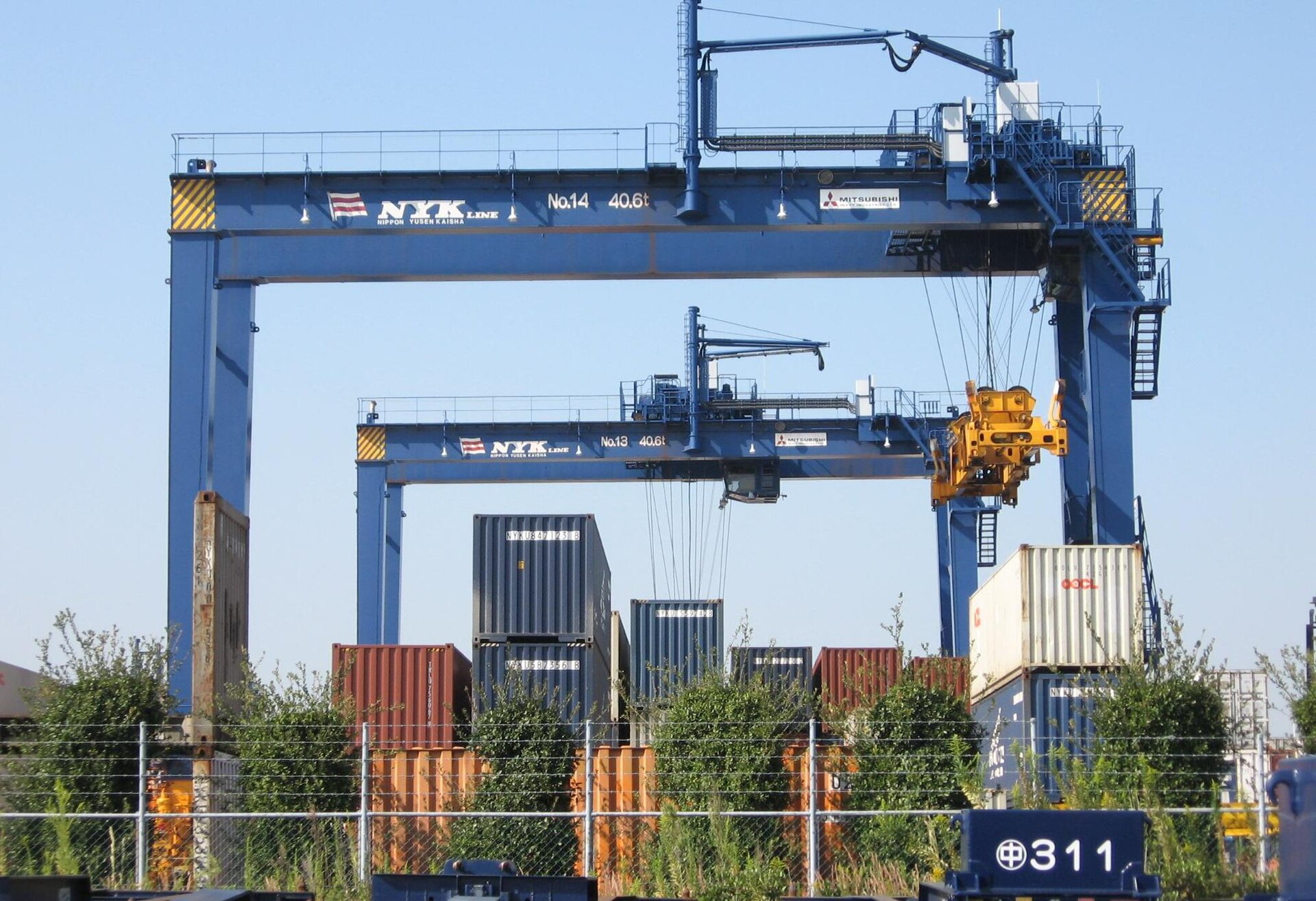 A Welcoming Shared Workshop for Heavy Equipment